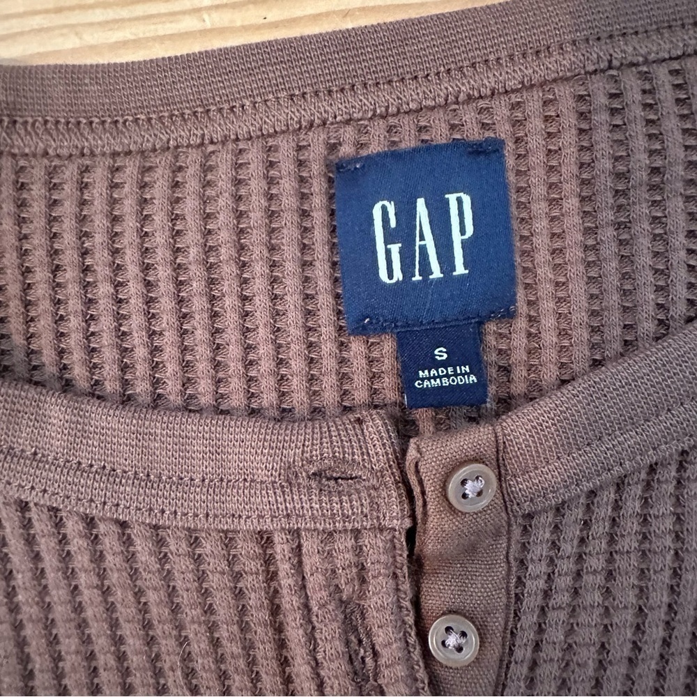 Gap Waffle Raglan Henley T-Shirt - Picture 15 of 15